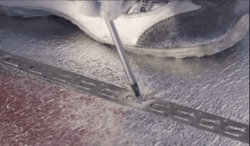 Раскладываем монтажную ленту для крепления электрического кабеля